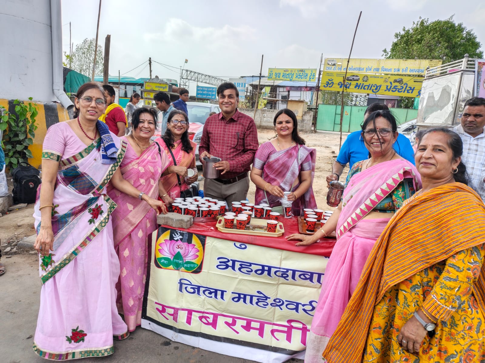 तपती दोपहरी में राहत की मिठास राहगीरों को पिलाया शर्बत  <span >. . .</span>