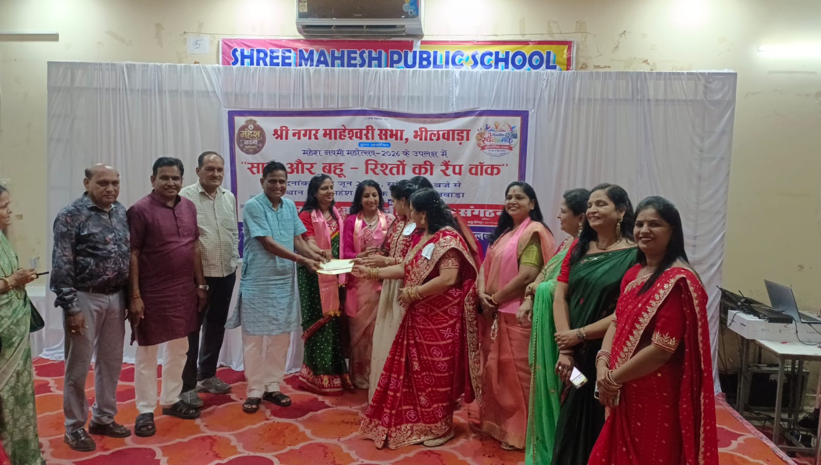 सास-बहू की रैंप वॉक में झलका रिश्तों का अपनापन, मांडना कला में उकेरी पारंपरिक आकृतियां और अंताक्षरी ने बांधा समां  <span >. . .</span>